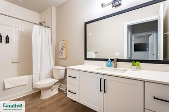 300 E Broad St, Unit 350 in Savannah, GA - Foto de edificio - Building Photo