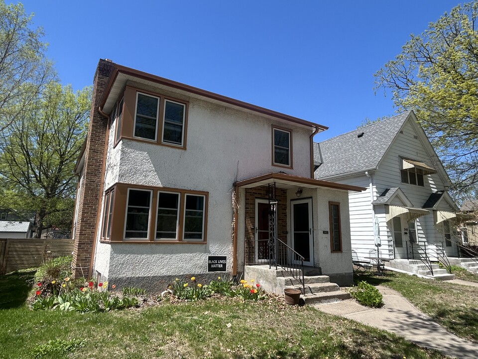 1944 Garfield St NE, Unit 1944 Garfield st. Upper in Minneapolis, MN - Foto de edificio