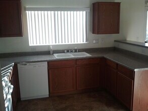 6840 Tropicaire St in Las Vegas, NV - Building Photo - Building Photo