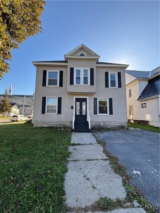 942 State St in Watertown, NY - Building Photo