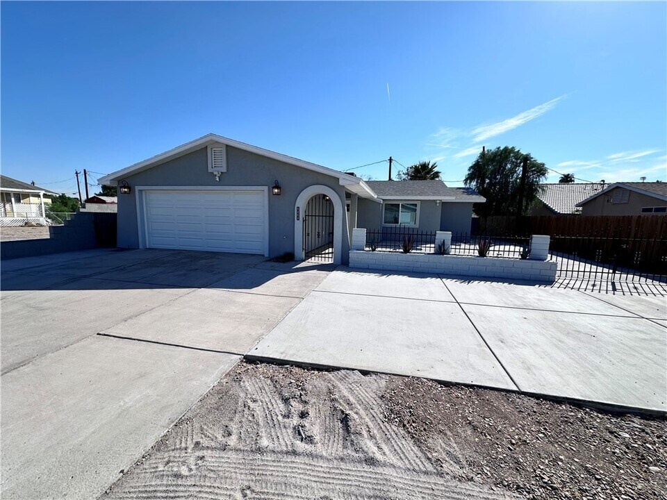 2020 Whitewater Dr in Bullhead City, AZ - Building Photo