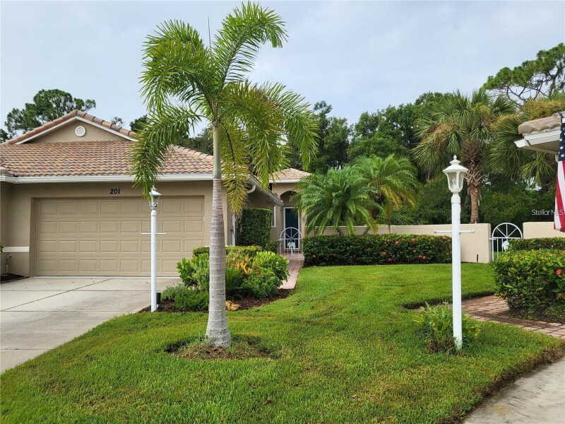 201 Auburn Woods Cir in Venice, FL - Building Photo