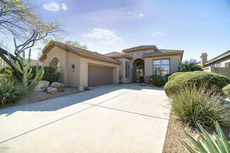 7711 E Overlook Dr in Scottsdale, AZ - Foto de edificio - Building Photo