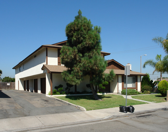 16501 Regina Cir in Huntington Beach, CA - Building Photo - Building Photo