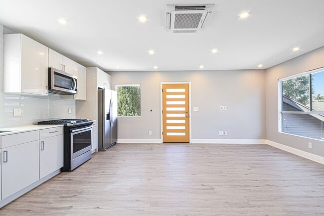 2914 E 5th St in Long Beach, CA - Building Photo - Building Photo