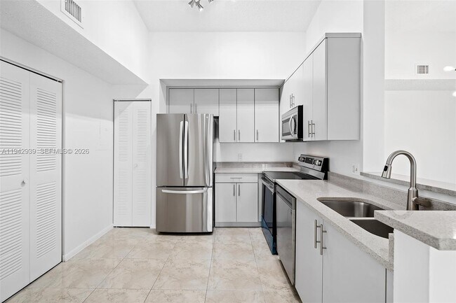 6992 SW 39th St in Davie, FL - Building Photo - Building Photo