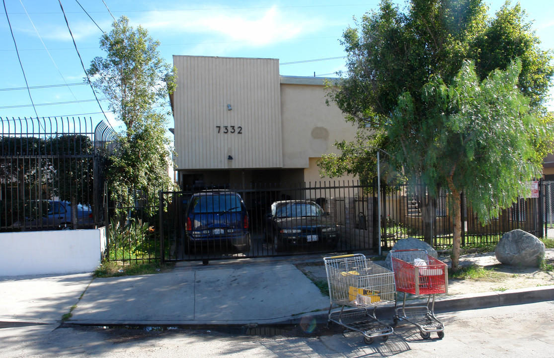 7332 Hinds Ave in North Hollywood, CA - Foto de edificio