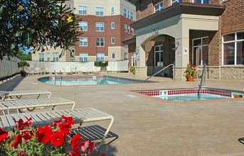 River Crossing Apartments & Townhomes in St. Paul, MN - Foto de edificio - Building Photo