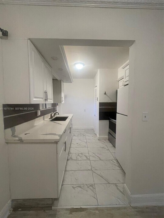 121 NE 169th Terrace in North Miami Beach, FL - Building Photo