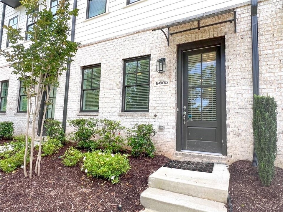 6605 Beacon Dr in Sandy Springs, GA - Building Photo