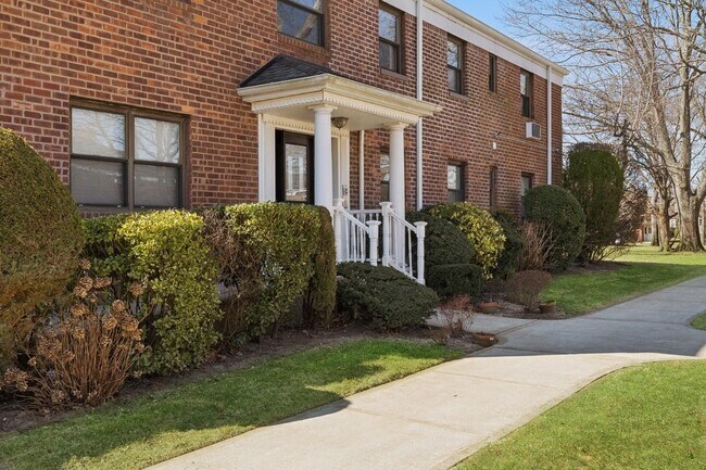 1197 E Broadway in Hewlett, NY - Building Photo - Building Photo