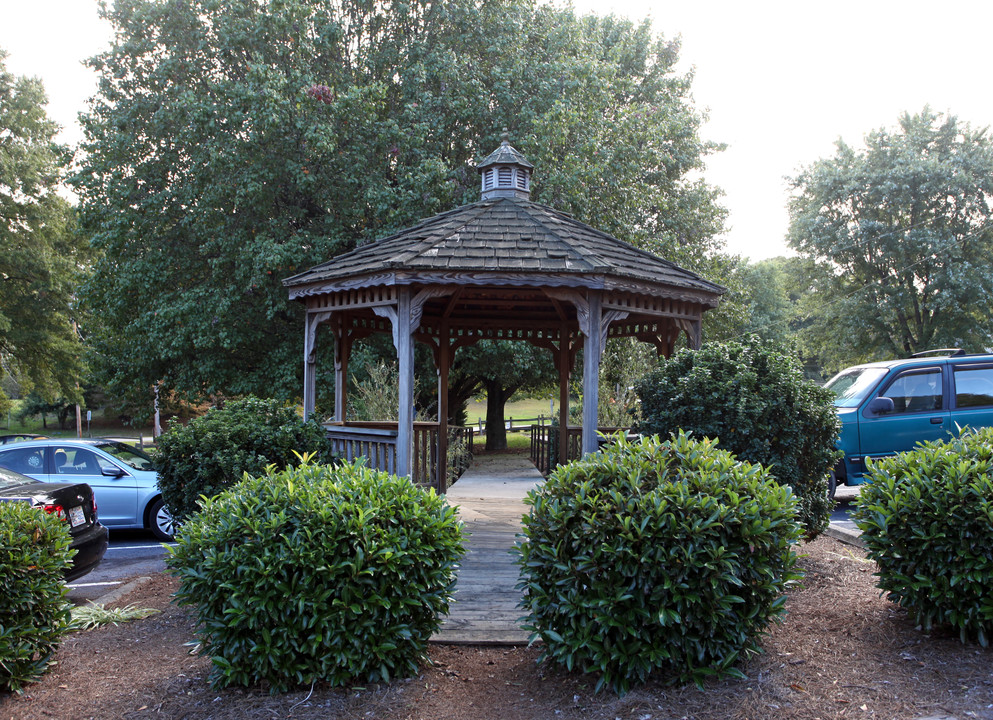 Oak Forest Apartments in Dallas, NC - Foto de edificio