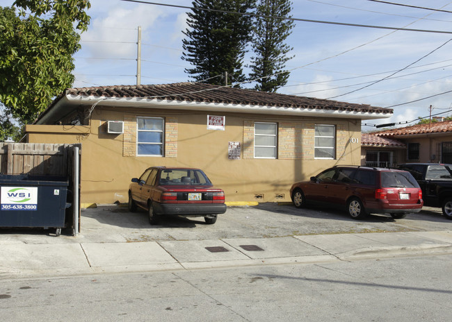 101 NW 74th St in Miami, FL - Foto de edificio - Building Photo