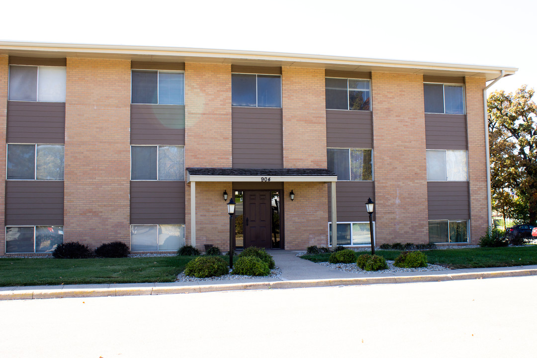 University Gardens - 910 Garden Way in Manhattan, KS - Building Photo