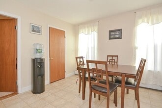 142 Washington St, Unit 2 in Gardner, MA - Foto de edificio - Building Photo