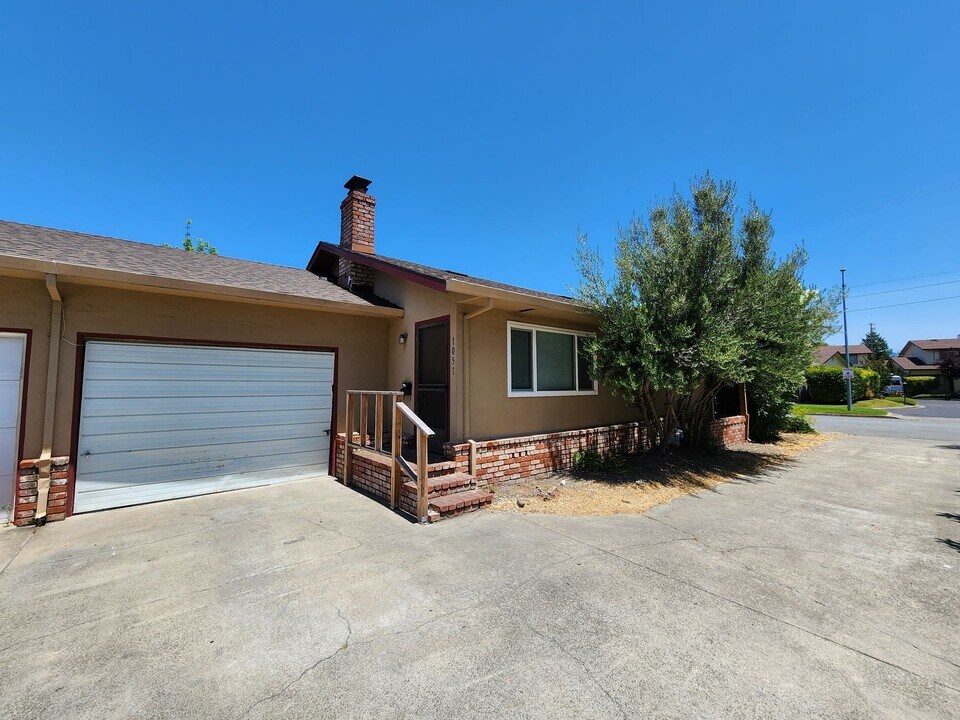 1051 King St in Santa Rosa, CA - Building Photo