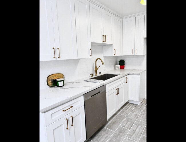 2 WEEKS FREE! - Fully remodeled! in Burbank, CA - Building Photo - Building Photo