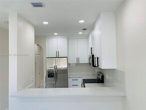 7050 NW 177th St in Hialeah, FL - Building Photo - Building Photo