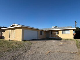 1521 De Anza St in Barstow, CA - Building Photo
