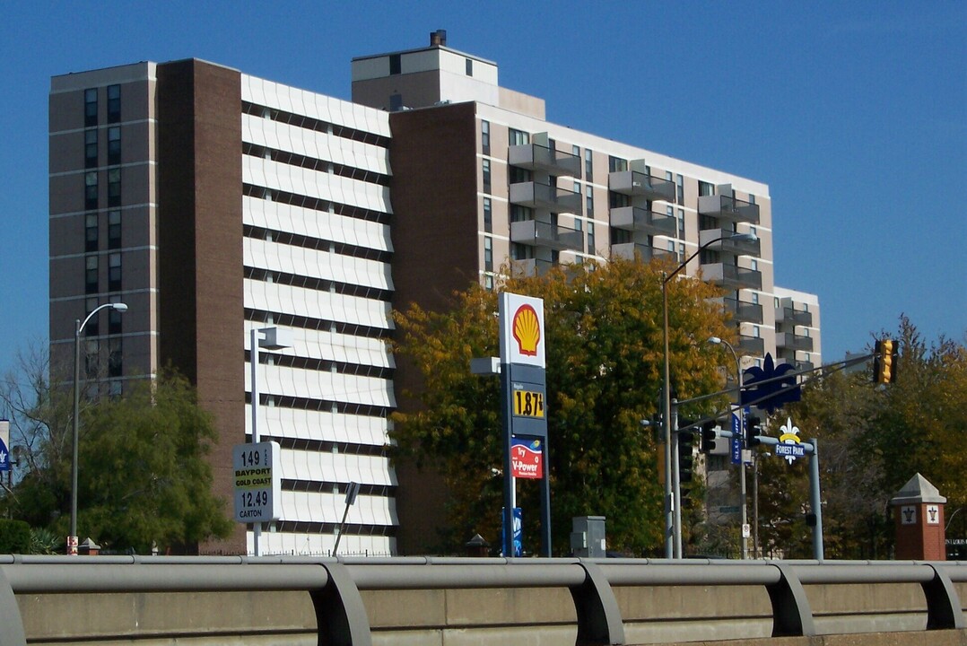 Marchetti Towers Apartments West in St. Louis, MO - Foto de edificio