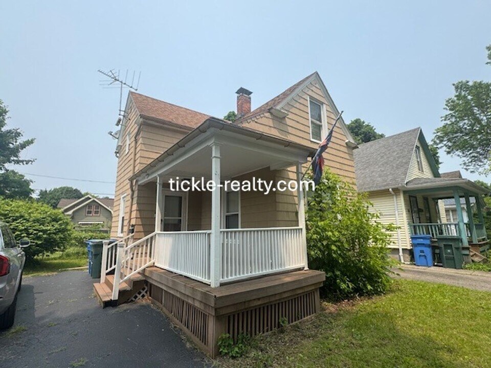 61 Beaufort St in Rochester, NY - Building Photo