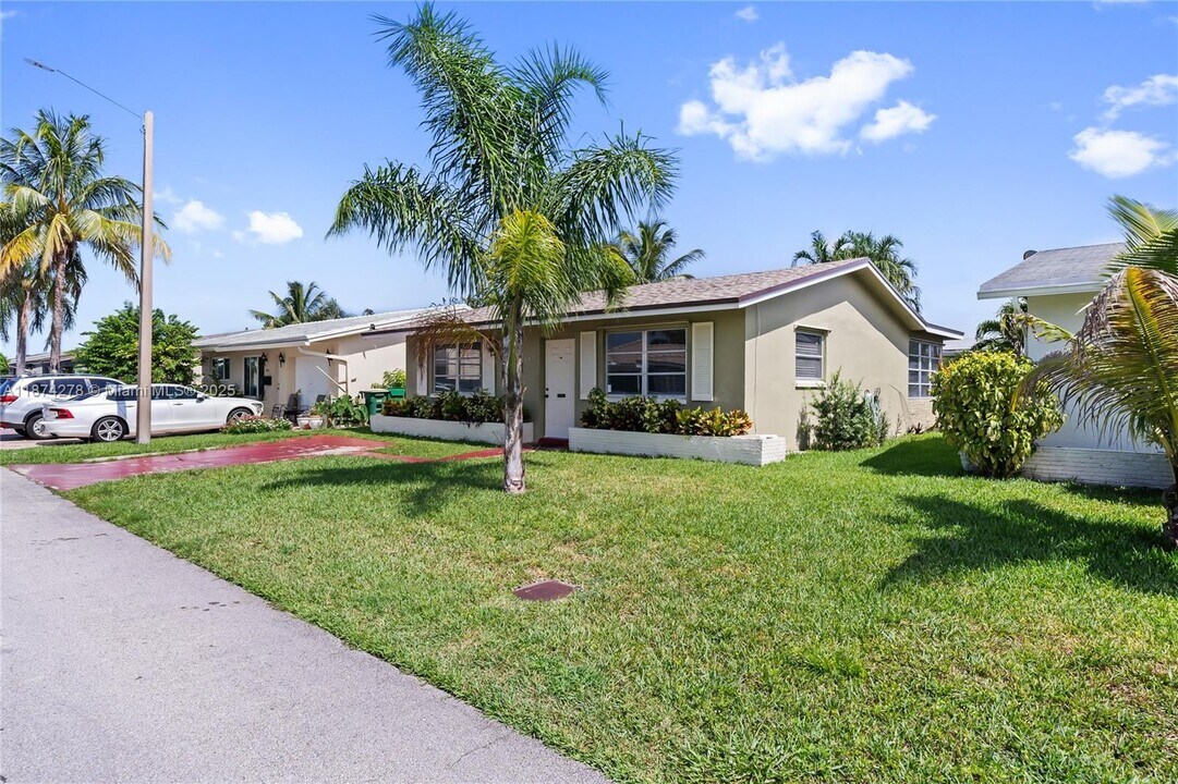 4938 NW 54th Ct in Tamarac, FL - Building Photo