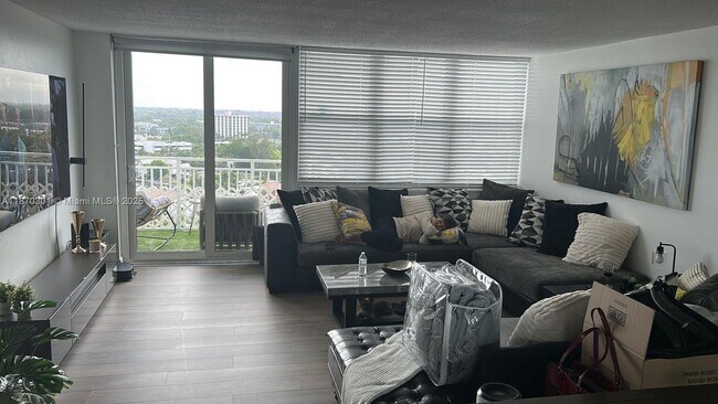 2150 Sans Souci Blvd in North Miami, FL - Foto de edificio - Building Photo