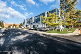 4 Black Pine Ln in Brielle, NJ - Building Photo - Building Photo