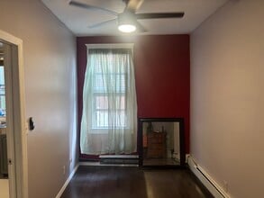 4 Bayview Ave, Unit Bayview 1st Floor in Jersey City, NJ - Foto de edificio - Building Photo