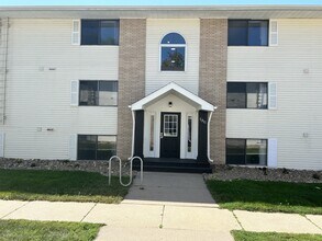 1315 Oakland Rd NE in Cedar Rapids, IA - Building Photo - Building Photo