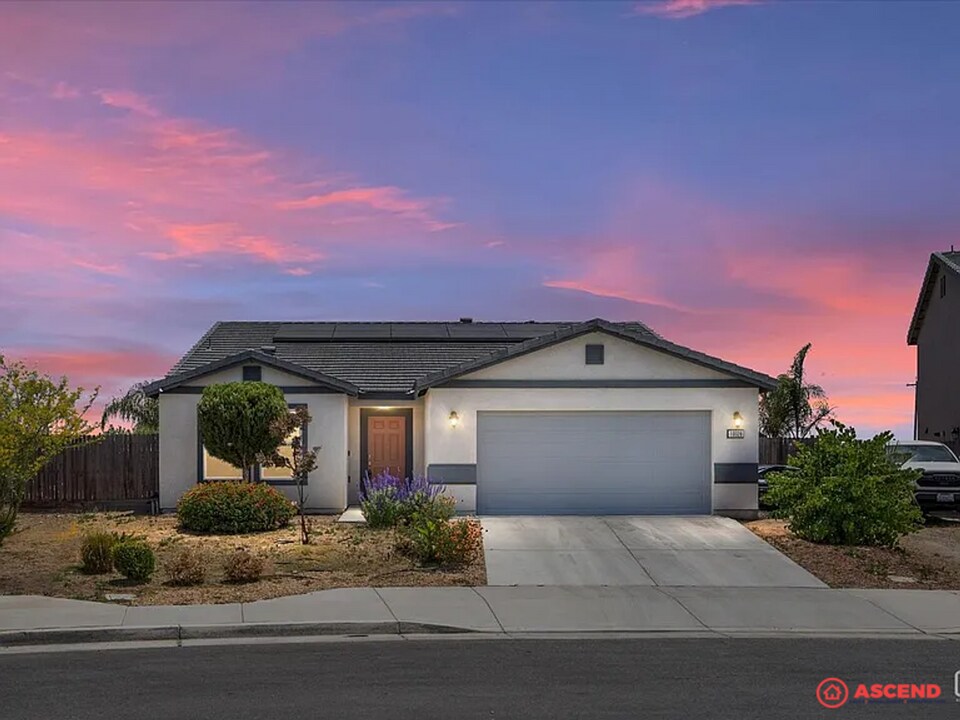 10028 Fire Island Dr in Bakersfield, CA - Building Photo