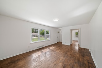 6308 W 81st St in Overland Park, KS - Foto de edificio - Building Photo