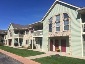 Oak Leaf Condominiums in Oak Creek, WI - Foto de edificio - Building Photo