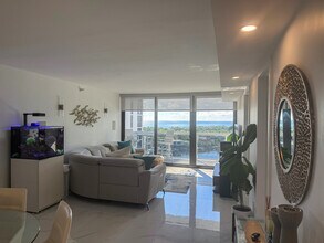 20505 E Country Club Dr, Unit Waterview Condo in Aventura, FL - Foto de edificio - Building Photo