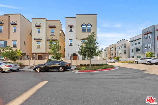 749 Daniel Freeman Cir in Inglewood, CA - Building Photo - Building Photo