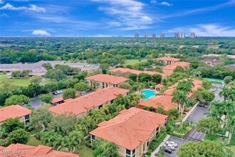 8930 Colonnades Ct E in Bonita Springs, FL - Foto de edificio - Building Photo