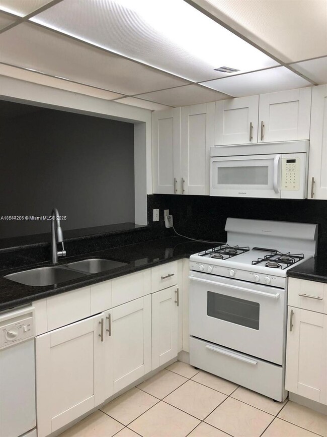 18051 NW 68th Ave in Hialeah, FL - Building Photo - Building Photo