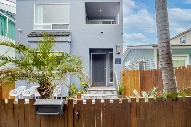 735 Whiting Ct in San Diego, CA - Foto de edificio - Building Photo