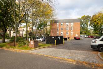 Horizon House in Great Neck, NY - Building Photo - Building Photo