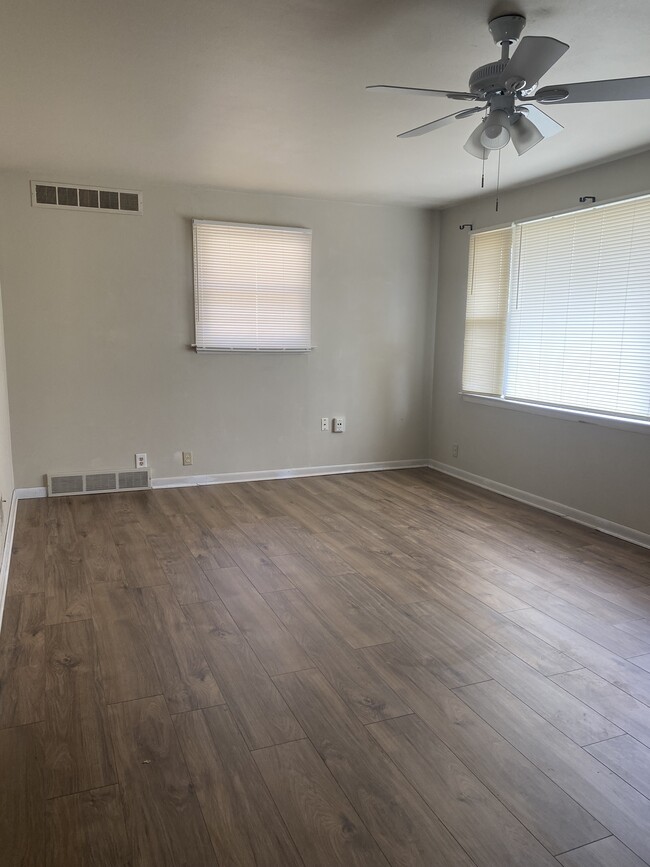 5903 N 69th St, Unit Upper Unit in Milwaukee, WI - Foto de edificio - Building Photo