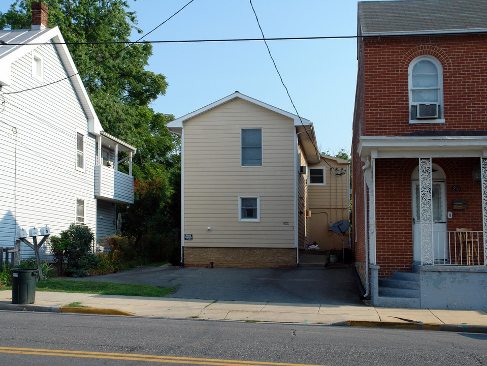 209 E 5th St in Frederick, MD - Foto de edificio
