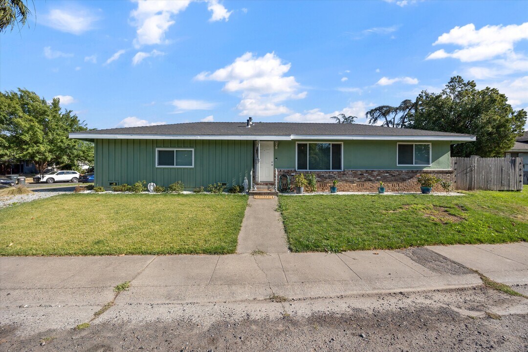 2326 Ramon Dr in Sacramento, CA - Building Photo