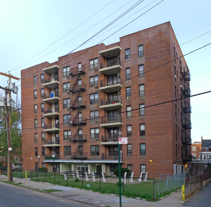 2204 Collier Ave in Far Rockaway, NY - Foto de edificio