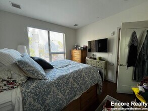 455 Harvard St, Unit 204 in Brookline, MA - Foto de edificio - Building Photo