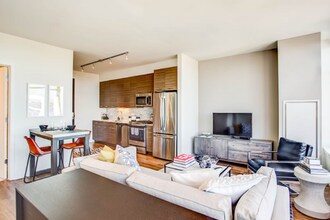 339 W Chestnut St in Chicago, IL - Building Photo - Building Photo