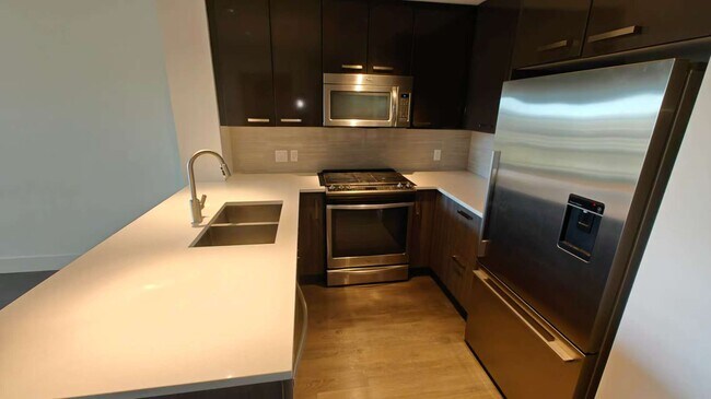 510 Edmonton Trl in Calgary, AB - Building Photo - Building Photo