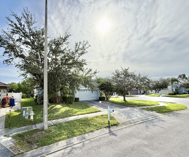 854 Addison Dr NE in St. Petersburg, FL - Building Photo - Building Photo