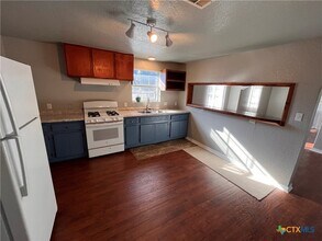 613 S L B J Dr in San Marcos, TX - Foto de edificio - Building Photo