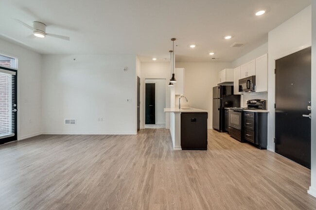 Uptown Square Apartments in Troy, MI - Building Photo - Building Photo