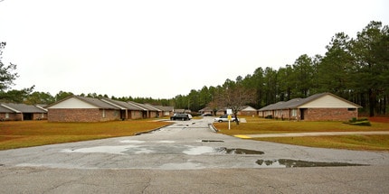 Vanguard Village Apartments in Gretna, FL - Foto de edificio - Building Photo